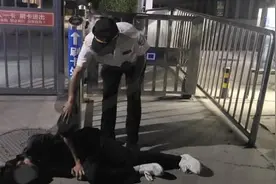 男子在夜市地摊上与朋友尽情喝酒 回家途中倒地不省人事图片