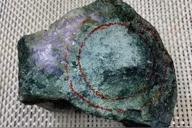 几人合伙花5万元购买的一块翡翠原石，竟然切出高冰种紫罗兰！图片