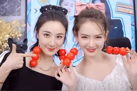 戚薇薇娅同穿短裤，拥抱时看清两人的腰线对比，我没眼花吧？图片