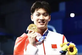 中国游泳健将“高富帅”汪顺，颜值在线技术一流，穿搭更是一绝图片