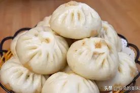 皮软馅嫩的小笼包，从和面到调馅都告诉你，皮薄馅大，掰开就流汁图片