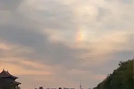 绝美！故宫角楼上空现七彩祥云，色彩丰富美不胜收图片