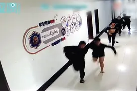 洗澡时警铃响 消防员头顶泡沫奔向消防车图片