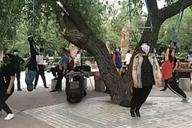 切勿模仿！吊脖子健身恐致高位截瘫图片