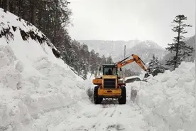 云南贡山德贡公路对部分路段实行交通管制 行人、车辆禁止通行图片