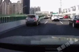 可怜的小面包，走的好好的突然间就被人家杠上了墙图片