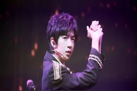 疑似被公司压榨，贺峻霖该如何反击？图片