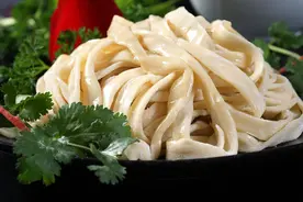 手擀面一煮就断？面点师傅来支招，轻松做出筋道面条图片