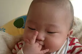 宝宝从小“吃手指”和“不吃手指”，长大之后差距明显，对照一下图片