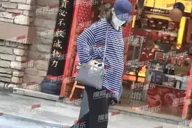 李小萌挺巨大孕肚逛街！儿子调皮用手锤妈妈让人担心，李小萌无奈图片
