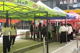 荣和1+1超市为周边老人发放端午节爱心“大礼包”图片