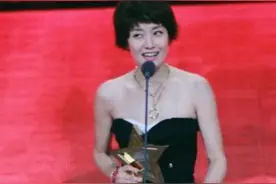 马伊琍太敢穿了！一袭抹胸连体裤，胸口处都露出来了图片