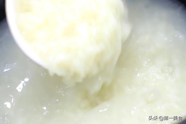 熬皮蛋瘦肉粥，直接放米煮就毁了！这才是正确的做法，香糯又养胃
