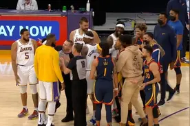 湖人勇士爆发冲突！库里“肘击”施罗德引不满，詹姆斯向裁判施压图片