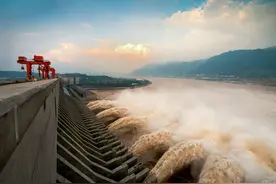 中国超级工程有多牛？900万吨超级水泥注入，扛得住100枚导弹进攻图片