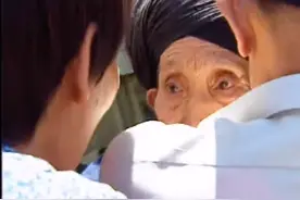 85岁的老母亲来到儿子棺椁前，伸手打了儿子一巴掌：你怎么能走在我的前面！图片