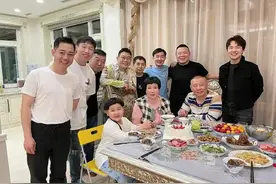 一张王惠生日合影，看懂德云社人情冷暖，郭麒麟张云雷成焦点图片