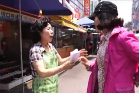 韩国街头的奇怪女人，一年白给陌生人21万，不要就把钱扔掉图片