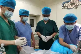 电锯“飞入”大腿根！多学科联合急救装修工人图片