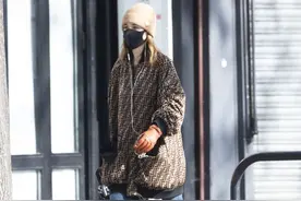艾米莉亚·克拉克现身街头，帽子口罩手套一应俱全，是防疫达人了图片