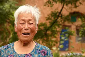 78岁老人独居大山，蒸1锅馍只有5个吃10天，看她生活成啥样图片