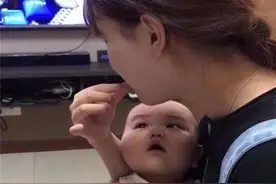 小姨带娃有多野？一口吃掉孩子棒棒糖，网友调侃：小姨跟宝宝有仇图片