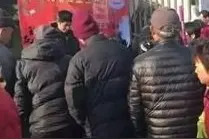 翡翠手镯地摊是如何忽悠大爷大妈们的？都是慢慢的套路图片