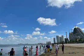 开着房车，停驻在北海的夫妇图片