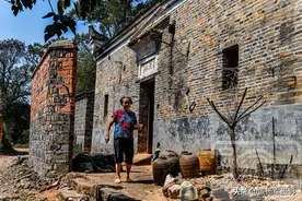 江西吉水县栗头古村的青砖老屋，蓝天下的古建筑古韵浓尽显着沧桑图片