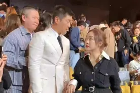 霍思燕怎么肿成这样，额头饱满脸僵硬，腰身更是浑圆系不住图片