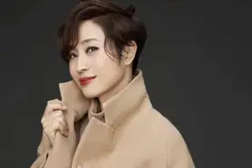 52岁关宝慧官宣恋情，幻想60岁穿婚纱，结不结婚真重要吗？图片
