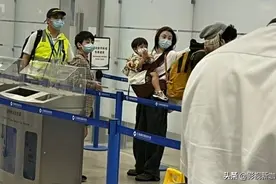 张柏芝三儿子正脸罕见曝光，一头黑发显秀气，模样像极了二儿子图片