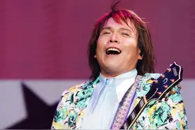 上台唱歌就要带个电风扇，伍佰在舞台上的特殊演唱方式挺有意思图片