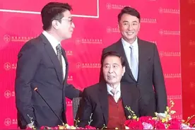 三胞胎出生坐拥千亿家产，父亲是地产大亨，母亲却是“路人代孕”图片