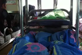 “人在囧途”大巴车上两个互不相识的女孩同睡一张卧铺，温暖治愈图片