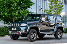 16万也能买越野车，BJ40配2.0T与8AT，高配带2把锁图片