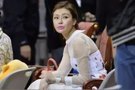 易建联老板娘样貌出众！抛出5年1亿合同，颜值身材备受争议图片