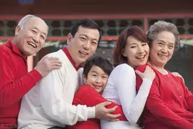 7月养老金别着急取现，手续费将大幅下调，还有一个好消息需知晓图片