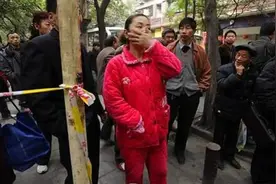 “睡衣妈妈”接孩子放学火了，不顾孩子尊严拒悔改：我有穿衣自由图片