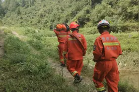 上山“采菌子”，女子不幸踩中捕兽夹 消防员进山剪切施救图片