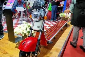 爱玛发布新款电动车，车长接近5米，可以坐8个人图片