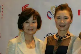 归亚蕾姜黎黎感情好长得像，穿连衣裙同框好优雅，年过60气质真绝图片
