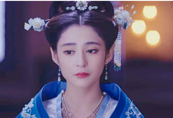 李心艾瘦下来后直播带货,眼睛比例不协调,下巴似锥子连嘴也歪了