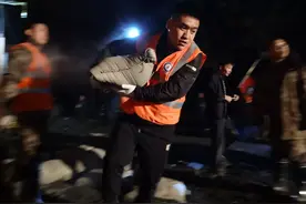 新老战友互敬军礼，守护山西我们都在！图片