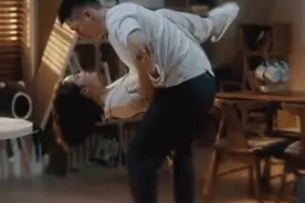 黄景瑜臂力有多强，单手把李沁举过头顶，网友：一看就是经常锻炼图片