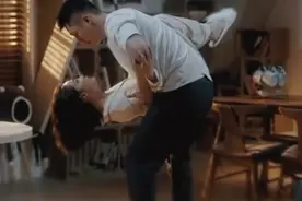 黄景瑜臂力有多强，单手把李沁举过头顶，网友：一看就是经常锻炼图片