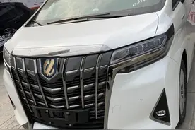 埃尔法再次升级，“黄金”车标+6缸+电动门，落地价与卡宴看齐图片