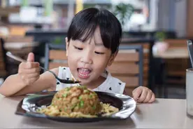 宝宝厌倦吃饭，“饿两顿”就行了？别弄错角度，激发食欲用这三招图片
