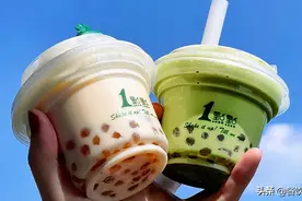 年轻人“躺平”，奶茶店着急，纷纷减量降价，30块一杯变6块图片