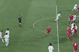 周海滨晒出4件珍藏球衣，珍贵合影曝光，再谈留洋只有一个遗憾图片